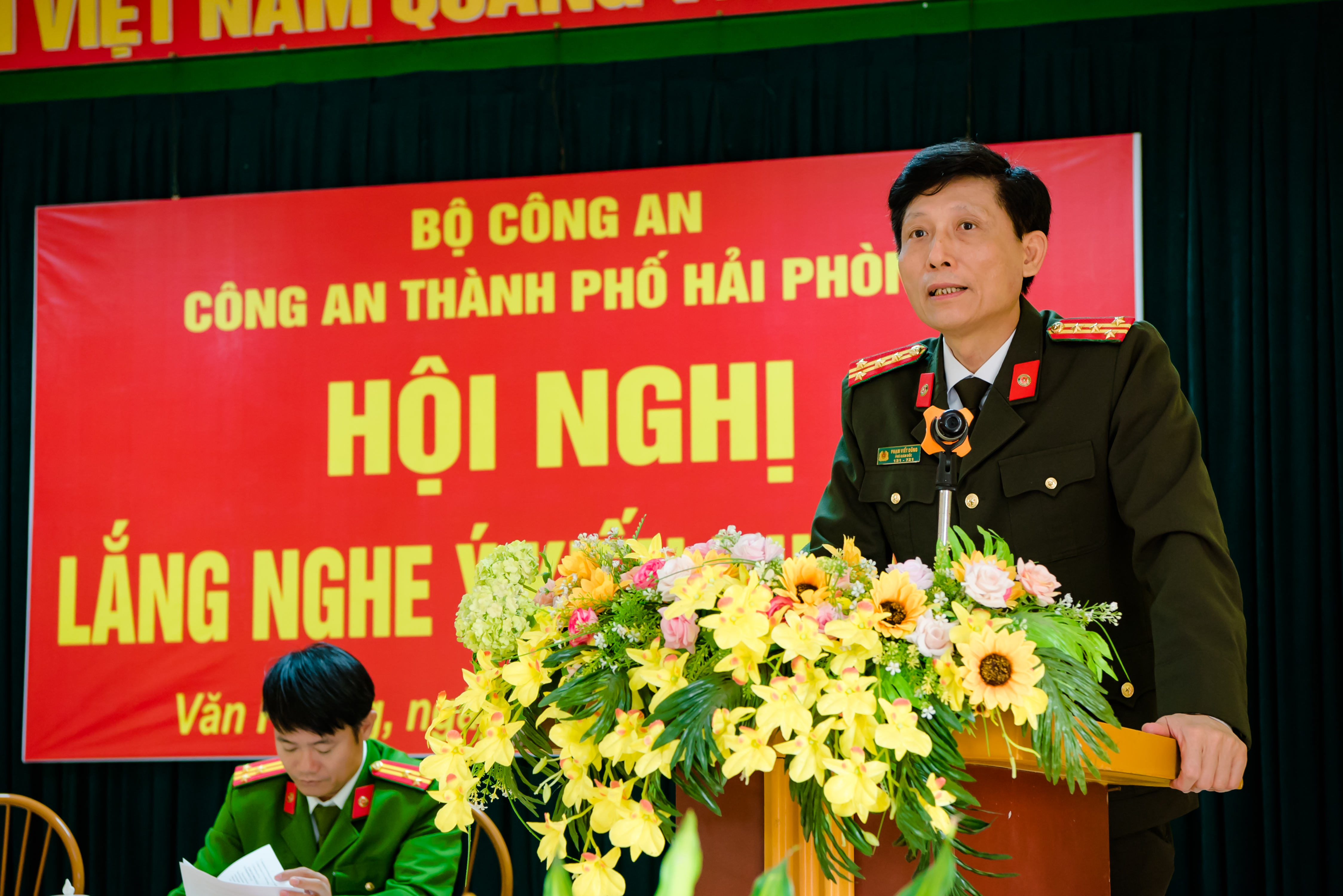 Lãnh đạo Công an thành phố lắng nghe ý kiến nhân dân xã Văn Phong (huyện Cát Hải)